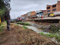 El Alto: Rehabilitan vía en Canal Viacha tras daños por crecida del río. (17:14)