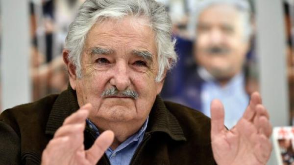 Mujica anuncia extensión del cáncer y pide morir tranquilo