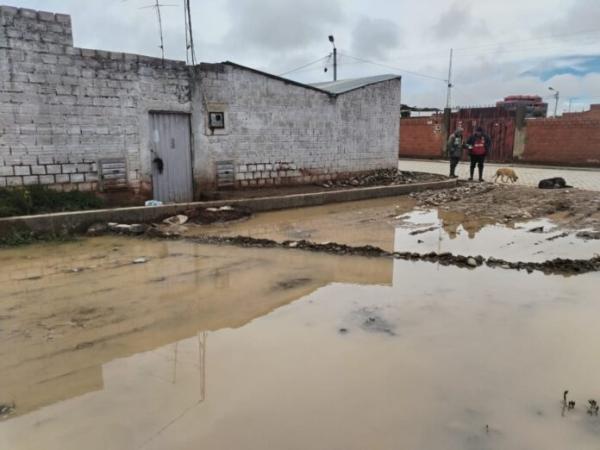 Lluvias causan inundación  en dos casas del Distrito 8