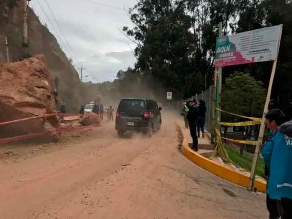 Por caída de rocas habilitan solo un carril hacia Mallasa