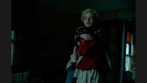 Julia Garner interpreta a Charlotte en Hombre Lobo