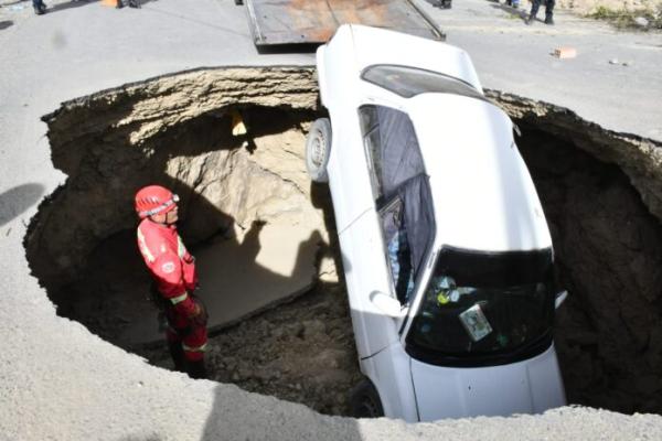 Enorme hueco en una vía de  Achocalla se “traga” un auto