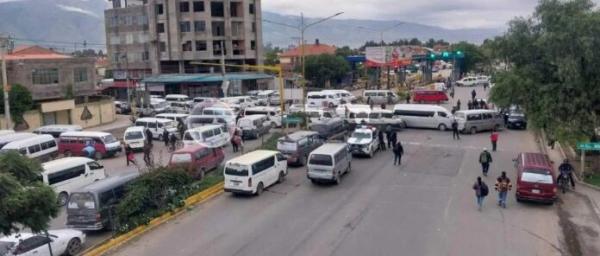 Transportistas de Quillacollo  bloquean la ruta al occidente