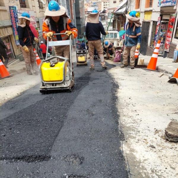 Habilitan la calle Genaro Sanjinés tras reparación de sifonamiento. (17:02)