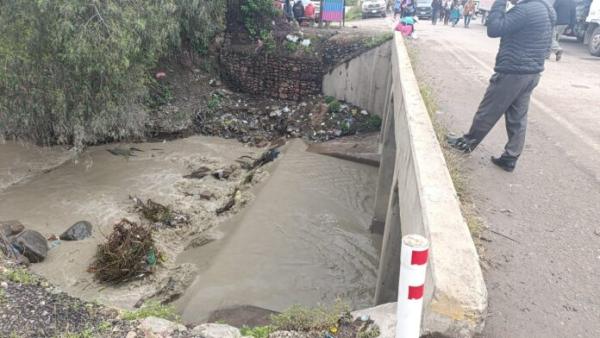 Hombre cae al río por intentar evadir bloqueo en Quillacollo