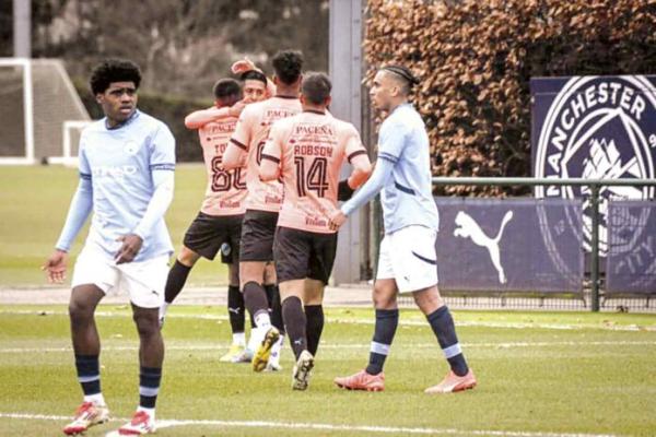 Bolívar da pelea y cae en partido inédito frente al Manchester City Élite