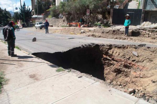 Tres nuevos sifonamientos  cierran avenida del Poeta