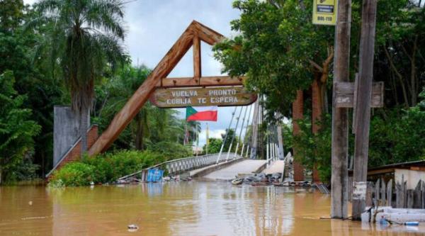 Desciende el nivel del agua, pero  queda el lodo y rige alerta roja