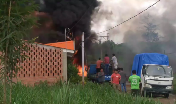 Incendio en Mayaya calcina vehículos , no se reportan víctimas. (18:10)