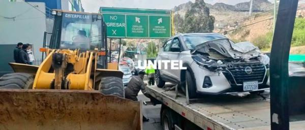 Tractor pierde el control y choca contra  tres vehículos en la avenida Zabaleta