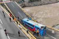 Fallecen dos personas de un  bus tras colapsar un puente