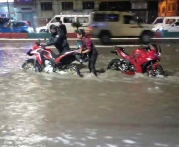 Intensa lluvia aumenta caudal de ríos,  inunda calles y causa caída de muro