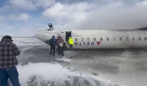 Avión de Delta Airlines se vuelca en Toronto y deja 8 heridos. (18:40)