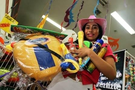 Carnaval cruceño: Chisguetes, globos  y espumas son los más demandados