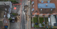 Barrio entero amenazado por un hueco gigante en Inglaterra. (19:10)