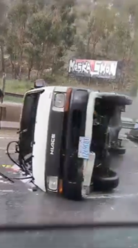 Accidente en autopista La Paz-El Alto deja más de 10 heridos. (18:45)