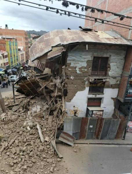 Colapsa vivienda antigua en la zona Gran Poder sin dejar heridos. (19:22)