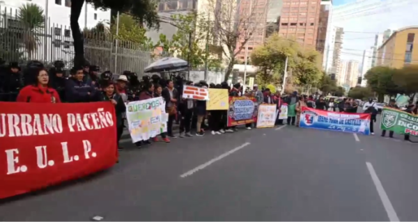 Congestión vehicular en La Paz por marcha del Magisterio. (17:55)