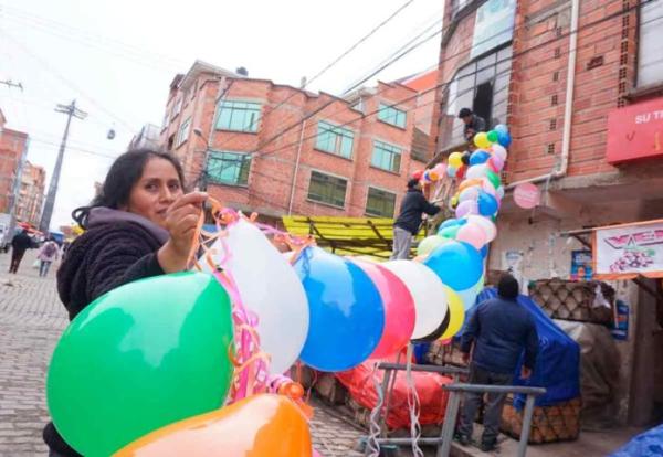 Bolivianos celebran Martes de “Ch’alla”