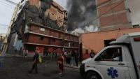 Incendio destruye almacenes  comerciales en centro de Lima