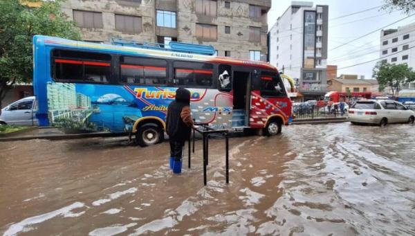 Lluvias inundan calles y provocan  contratiempos a los transeúntes